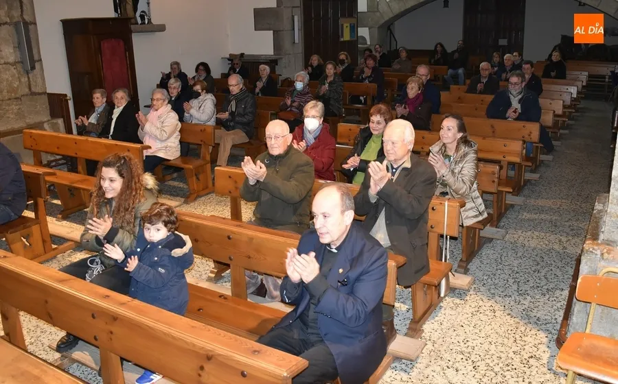 Foto 9 - El Coro de Mayores de San Andr&eacute;s brinda un recital de villancicos a sus parroquianos