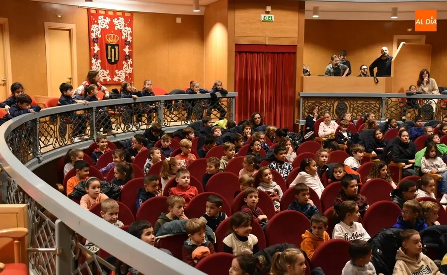 Foto 4 - Los alumnos de 1&ordm; y 2&ordm; de Primaria descubren en el Teatro la historia del gallo Cocorico