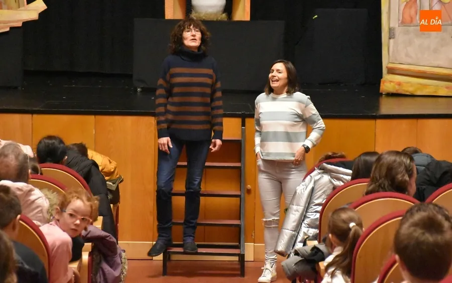 Foto 5 - Los alumnos de 1&ordm; y 2&ordm; de Primaria descubren en el Teatro la historia del gallo Cocorico
