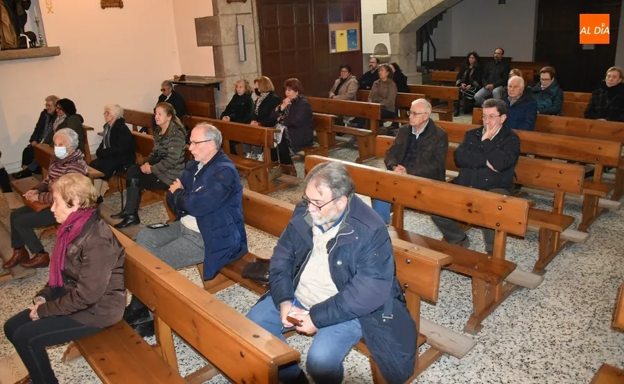 Foto 10 - El Coro de Mayores de San Andr&eacute;s brinda un recital de villancicos a sus parroquianos
