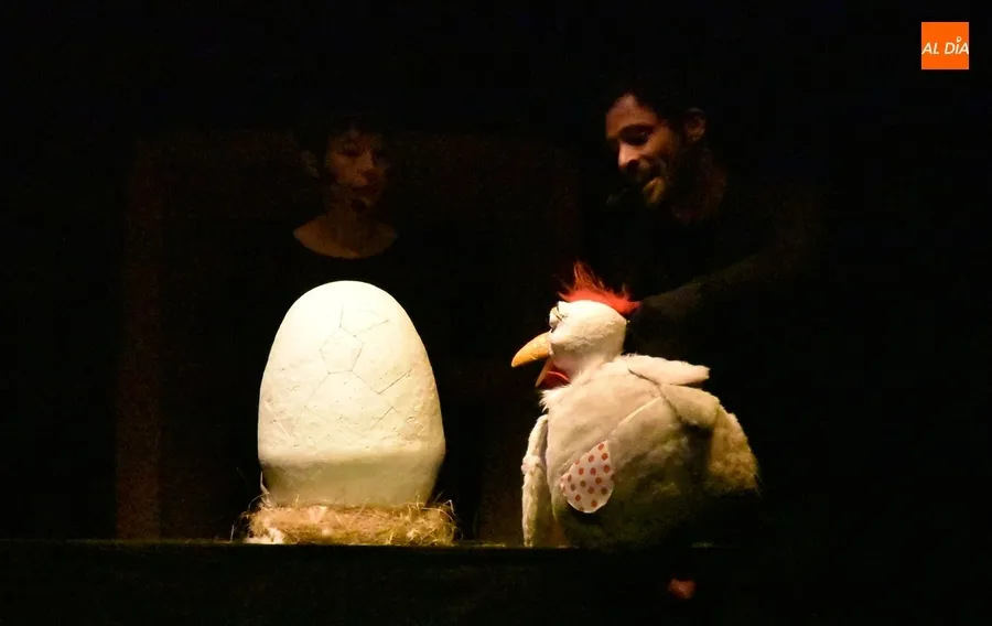 Foto 6 - Los alumnos de 1&ordm; y 2&ordm; de Primaria descubren en el Teatro la historia del gallo Cocorico