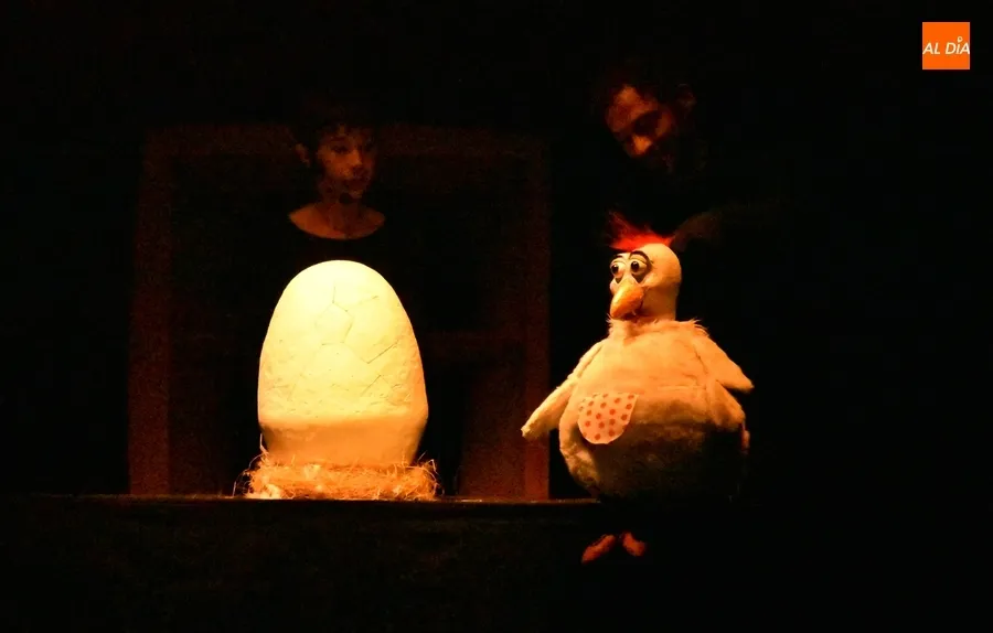 Foto 7 - Los alumnos de 1&ordm; y 2&ordm; de Primaria descubren en el Teatro la historia del gallo Cocorico