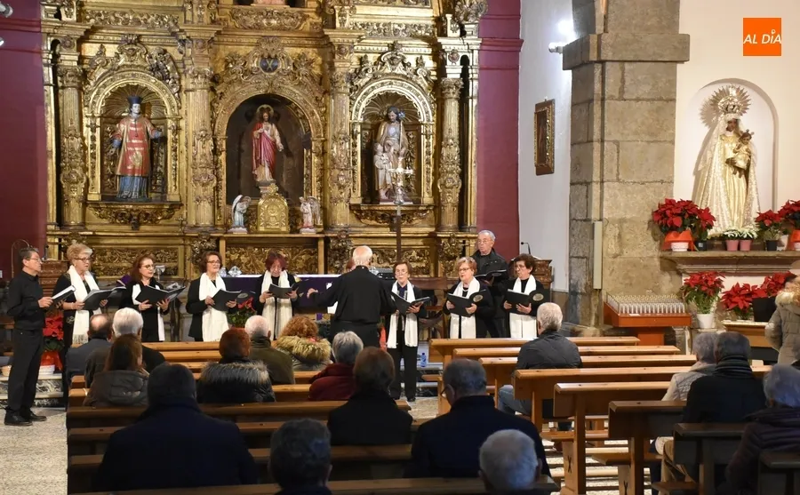 Foto 11 - El Coro de Mayores de San Andr&eacute;s brinda un recital de villancicos a sus parroquianos