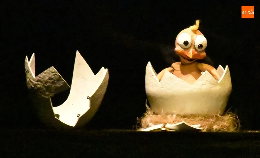 Foto 9 - Los alumnos de 1&ordm; y 2&ordm; de Primaria descubren en el Teatro la historia del gallo Cocorico