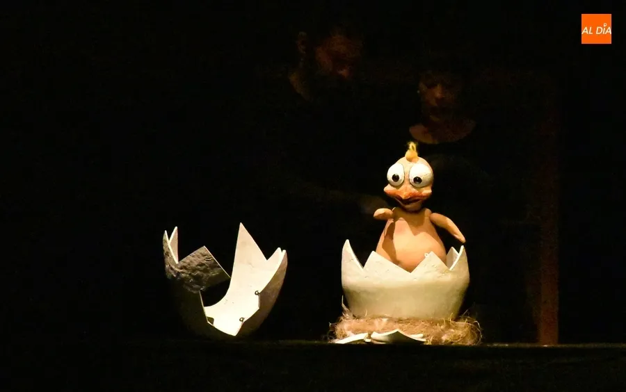 Foto 10 - Los alumnos de 1&ordm; y 2&ordm; de Primaria descubren en el Teatro la historia del gallo Cocorico