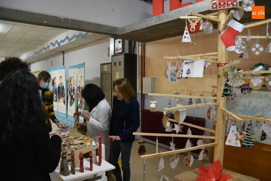 Foto 2 - El IES Tierra monta en los recreos un mercadillo con un doble fin solidario