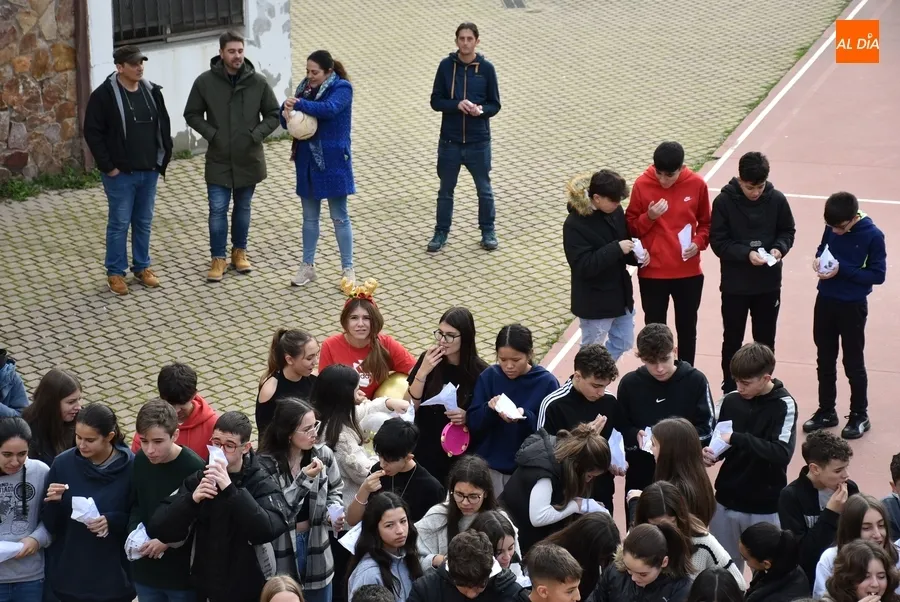 Foto 10 - El IES Tierra da la bienvenida al 2023 con sus propias Campanadas