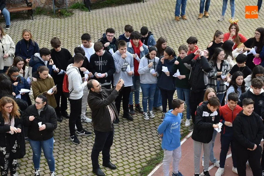 Foto 11 - El IES Tierra da la bienvenida al 2023 con sus propias Campanadas