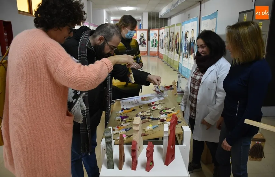 Foto 6 - El IES Tierra monta en los recreos un mercadillo con un doble fin solidario