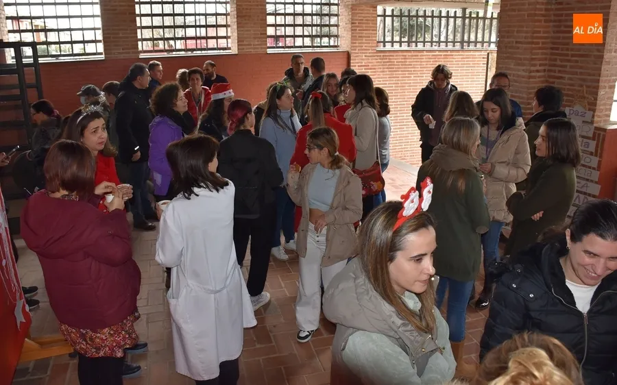 Foto 2 - El IES Fray Diego remata el trimestre con una chocolatada, m&uacute;sica y bailes