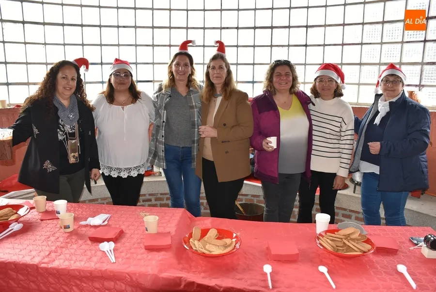 Foto 3 - El IES Fray Diego remata el trimestre con una chocolatada, m&uacute;sica y bailes