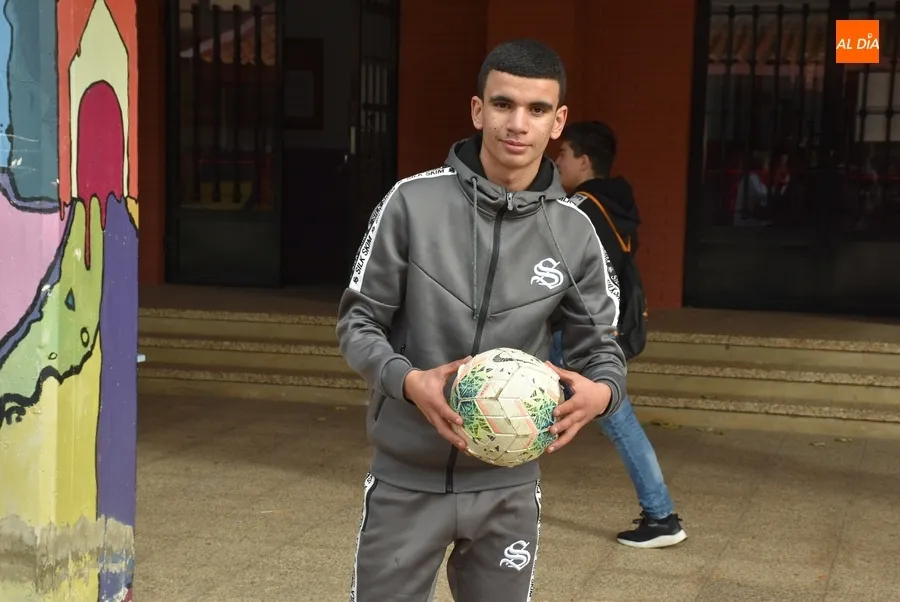 Foto 5 - El IES Fray Diego remata el trimestre con una chocolatada, m&uacute;sica y bailes