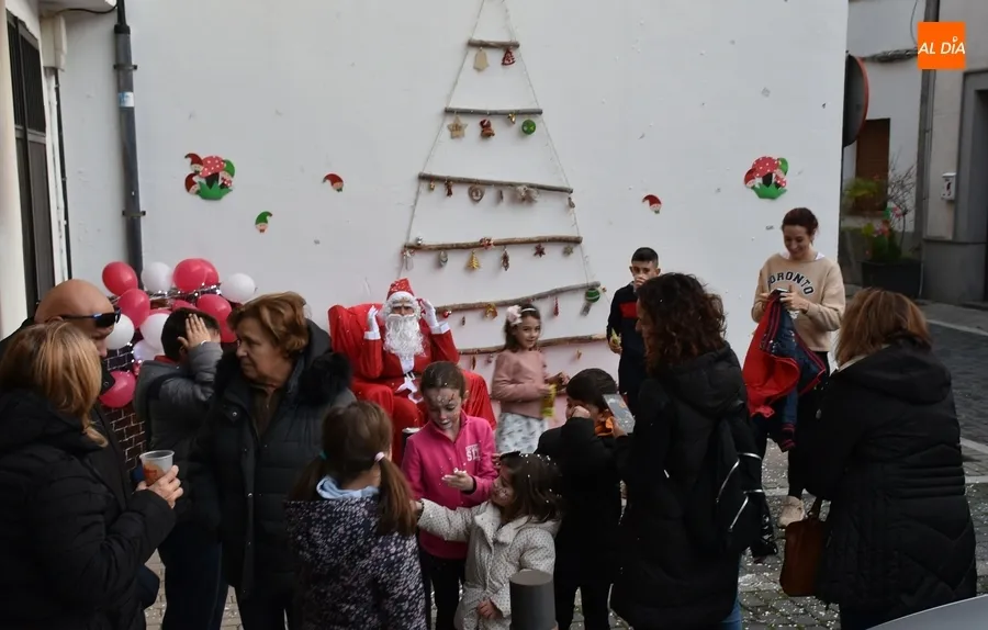 Foto 8 - La calle Valera reparte chocolate con la compa&ntilde;&iacute;a de Pap&aacute; Noel