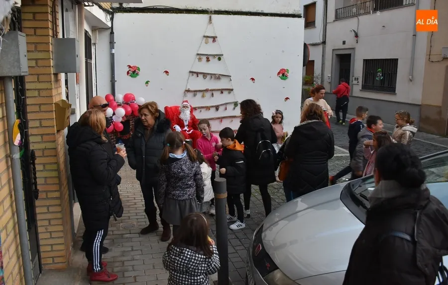 Foto 7 - La calle Valera reparte chocolate con la compa&ntilde;&iacute;a de Pap&aacute; Noel