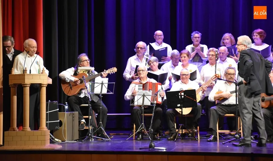 Foto 2 - Recaudados 524&euro; en el concierto solidario de las rondallas Aires del &Aacute;gueda y III Columnas