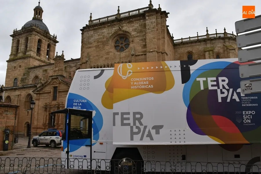 Foto 2 - El Autob&uacute;s TERPAT, protagonista de un incidente en el que resulta da&ntilde;ado un veh&iacute;culo que lo acompa&ntilde;a