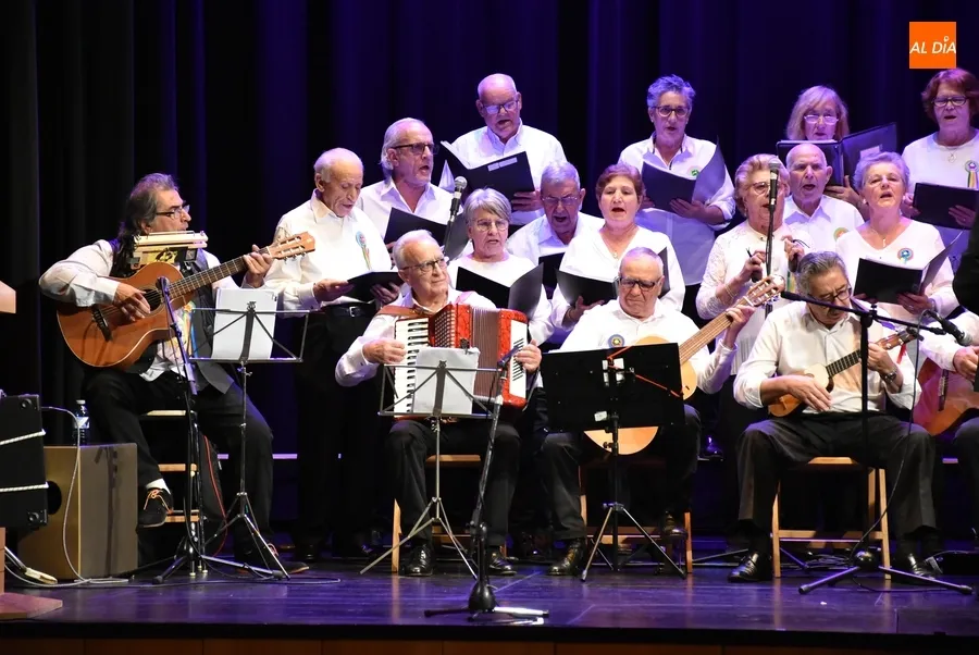 Foto 4 - Recaudados 524&euro; en el concierto solidario de las rondallas Aires del &Aacute;gueda y III Columnas