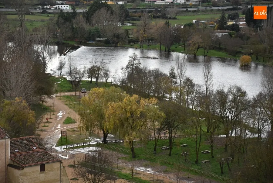Foto 8 - El &Aacute;gueda amaina su fuerza tras llegar a rozar los 100 metros c&uacute;bicos por segundo de caudal
