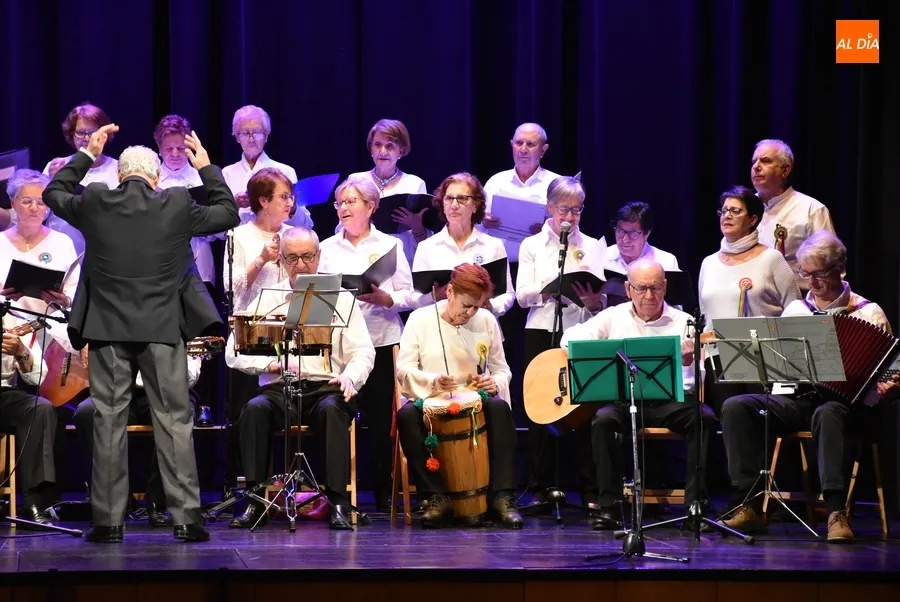 Foto 5 - Recaudados 524&euro; en el concierto solidario de las rondallas Aires del &Aacute;gueda y III Columnas