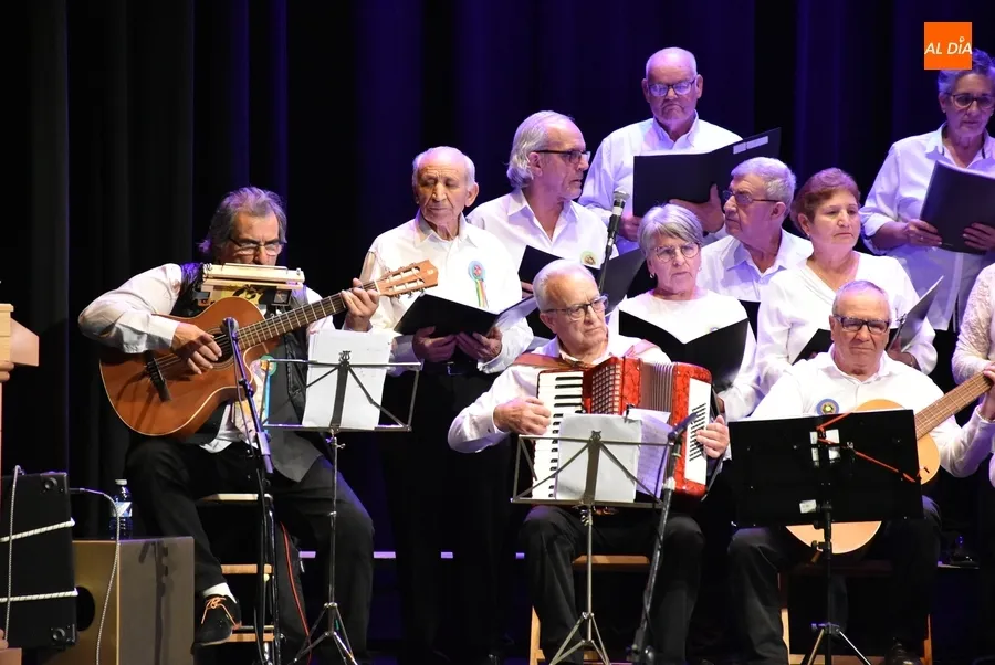 Foto 6 - Recaudados 524&euro; en el concierto solidario de las rondallas Aires del &Aacute;gueda y III Columnas