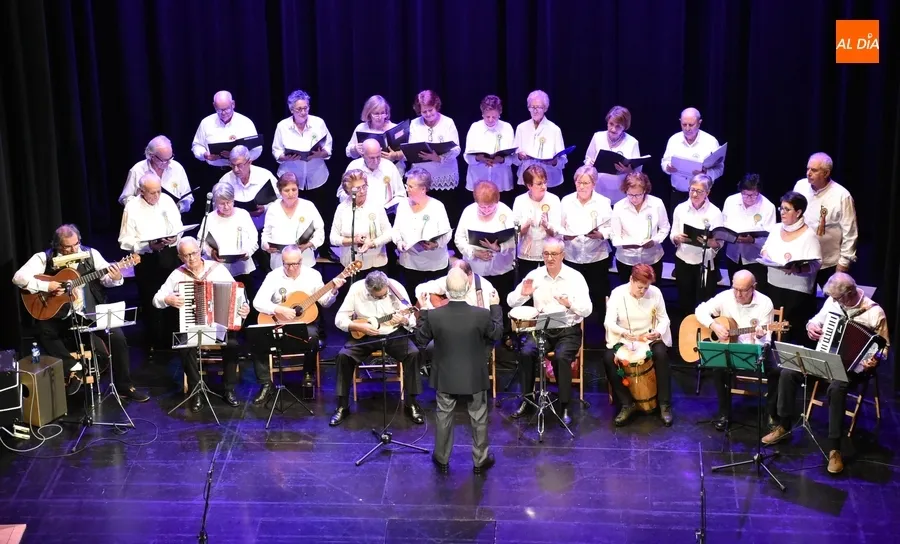 Foto 10 - Recaudados 524&euro; en el concierto solidario de las rondallas Aires del &Aacute;gueda y III Columnas