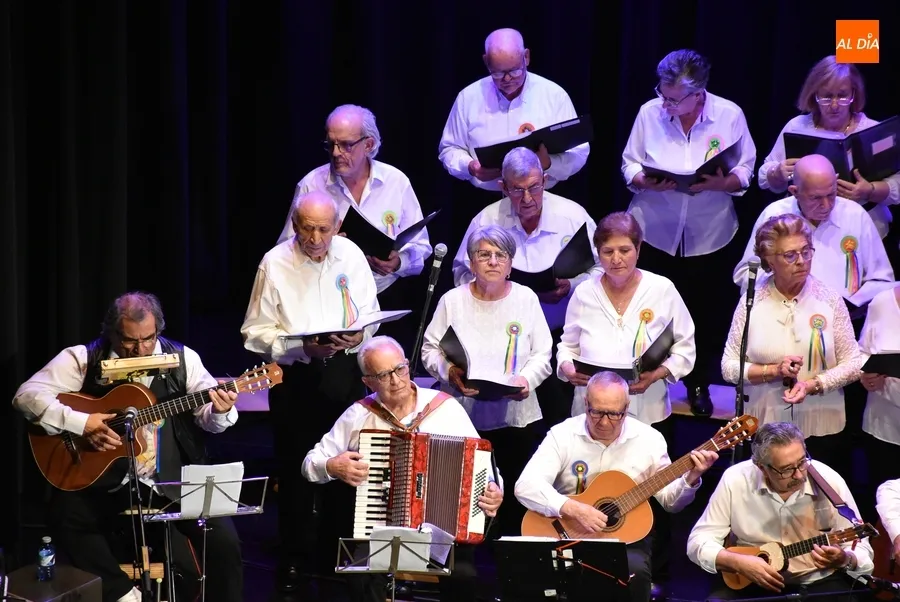 Foto 11 - Recaudados 524&euro; en el concierto solidario de las rondallas Aires del &Aacute;gueda y III Columnas