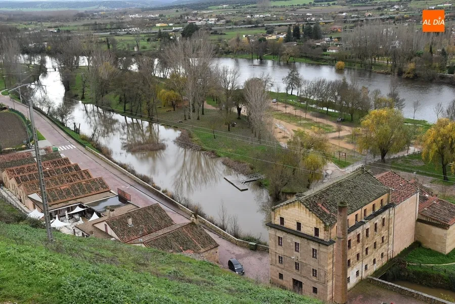 Foto 2 - El &Aacute;gueda amaina su fuerza tras llegar a rozar los 100 metros c&uacute;bicos por segundo de caudal