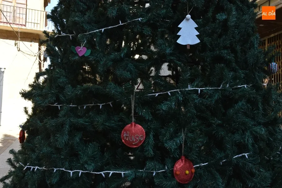 Foto 6 - Los ni&ntilde;os empiezan a adornar el &aacute;rbol del centro de la calle Madrid
