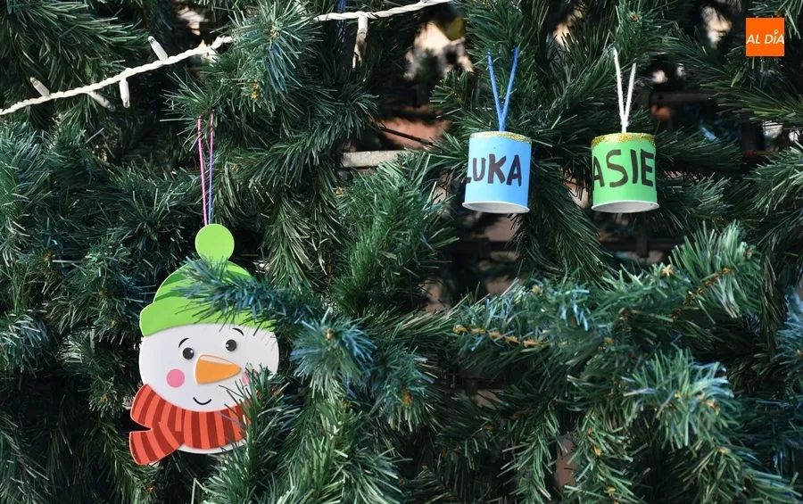 Foto 5 - Los ni&ntilde;os empiezan a adornar el &aacute;rbol del centro de la calle Madrid