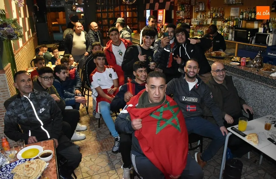 Foto 2 - La comunidad marroqu&iacute; de Ciudad Rodrigo vive unida la hist&oacute;rica semifinal del Mundial