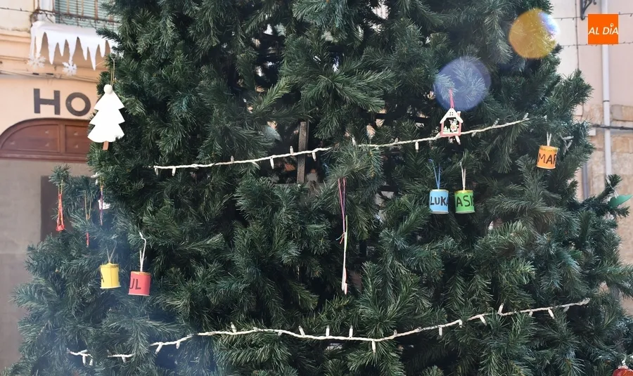 Foto 2 - Los ni&ntilde;os empiezan a adornar el &aacute;rbol del centro de la calle Madrid