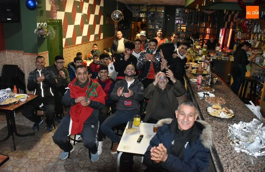 Foto 3 - La comunidad marroqu&iacute; de Ciudad Rodrigo vive unida la hist&oacute;rica semifinal del Mundial