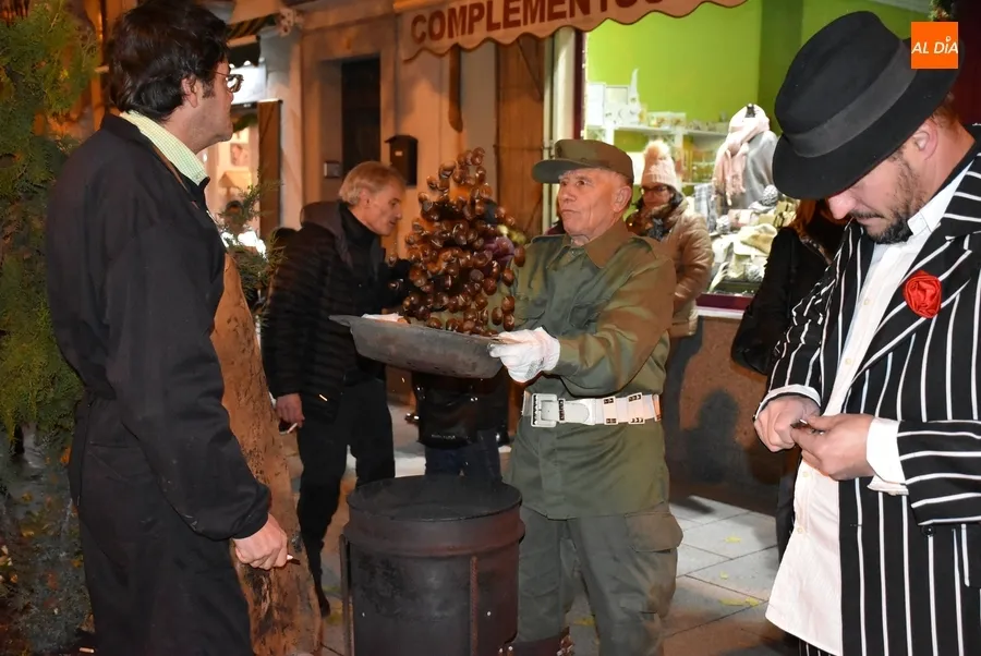 Foto 3 - Unas ricas casta&ntilde;as asadas ayudan a calentar la tarde en la calle Lorenza Iglesias