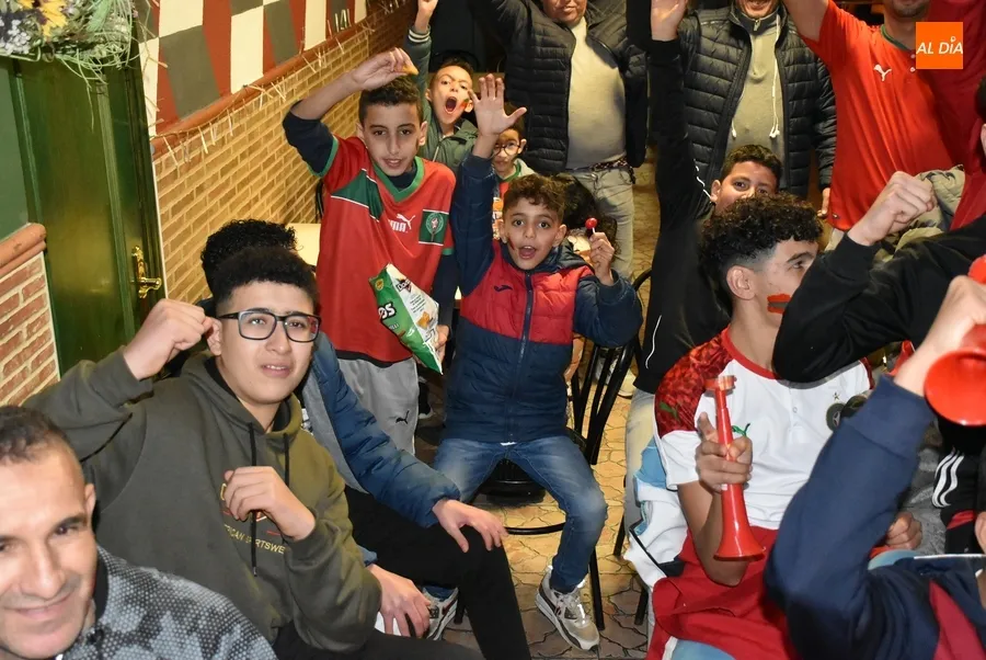 Foto 7 - La comunidad marroqu&iacute; de Ciudad Rodrigo vive unida la hist&oacute;rica semifinal del Mundial
