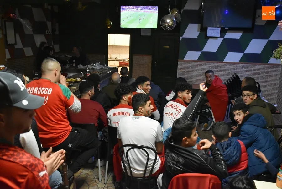 Foto 10 - La comunidad marroqu&iacute; de Ciudad Rodrigo vive unida la hist&oacute;rica semifinal del Mundial