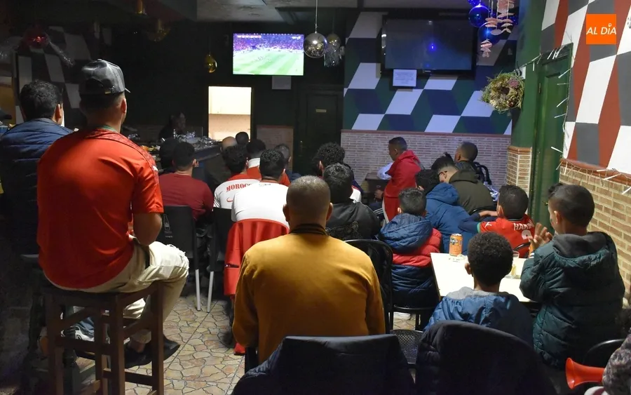 Foto 11 - La comunidad marroqu&iacute; de Ciudad Rodrigo vive unida la hist&oacute;rica semifinal del Mundial