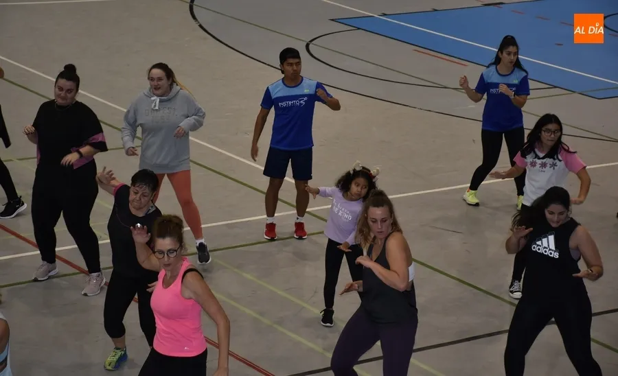 Foto 11 - A todo ritmo en la masterclass de zumba del Centro Acu&aacute;tico y Deportivo
