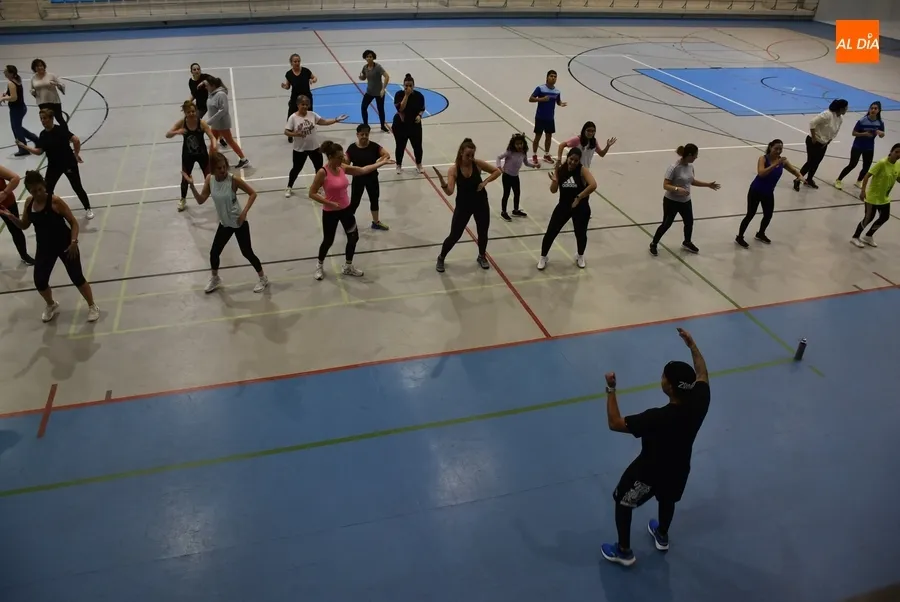 Foto 7 - A todo ritmo en la masterclass de zumba del Centro Acu&aacute;tico y Deportivo