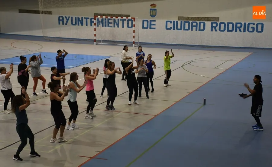 Foto 6 - A todo ritmo en la masterclass de zumba del Centro Acu&aacute;tico y Deportivo