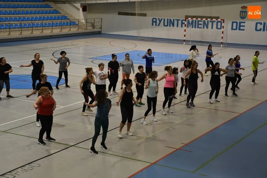 Foto 5 - A todo ritmo en la masterclass de zumba del Centro Acu&aacute;tico y Deportivo