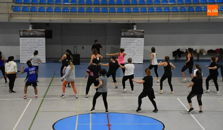 Foto 4 - A todo ritmo en la masterclass de zumba del Centro Acu&aacute;tico y Deportivo