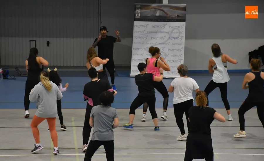 Foto 3 - A todo ritmo en la masterclass de zumba del Centro Acu&aacute;tico y Deportivo