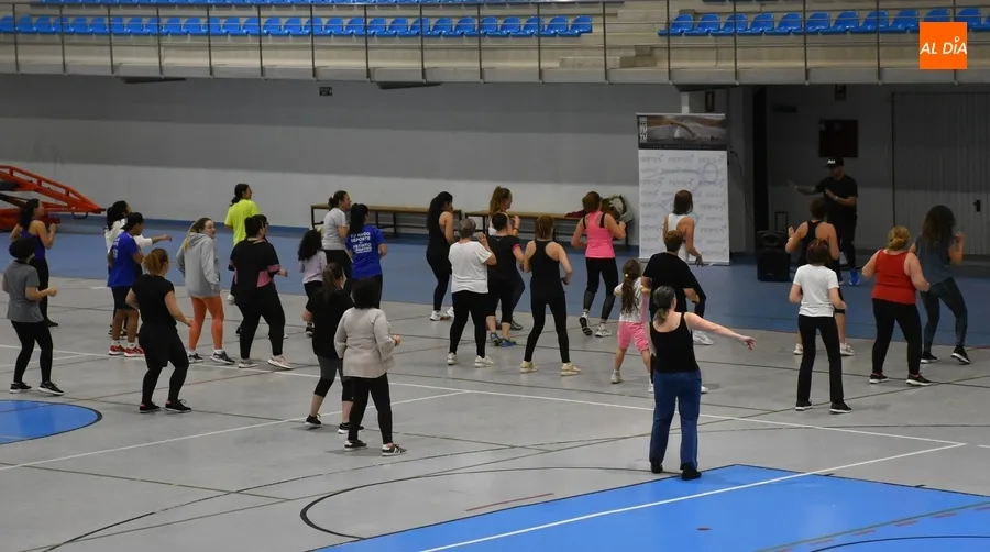 Foto 2 - A todo ritmo en la masterclass de zumba del Centro Acu&aacute;tico y Deportivo