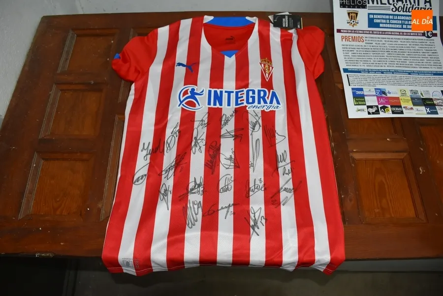Foto 10 - Organizadas una rifa y una subasta de productos deportivos con fines solidarios