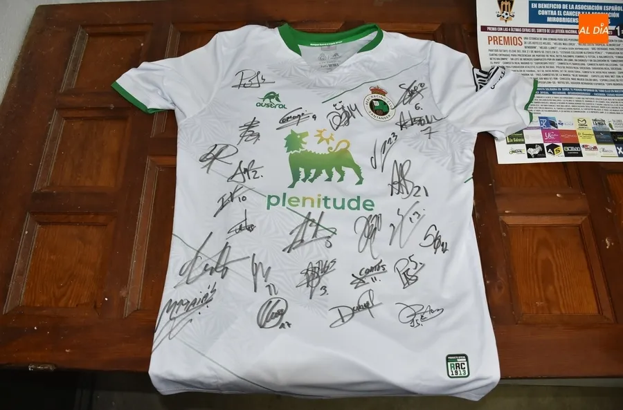Foto 8 - Organizadas una rifa y una subasta de productos deportivos con fines solidarios
