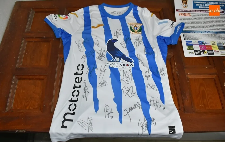 Foto 5 - Organizadas una rifa y una subasta de productos deportivos con fines solidarios
