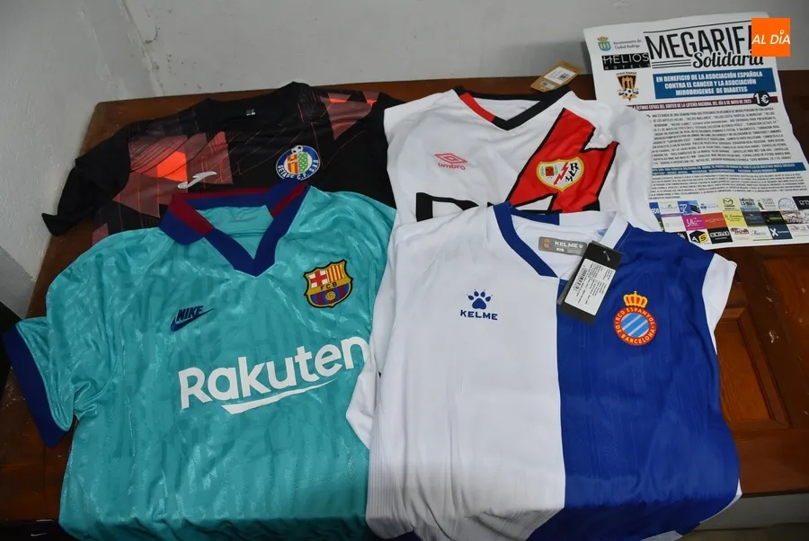 Foto 2 - Organizadas una rifa y una subasta de productos deportivos con fines solidarios