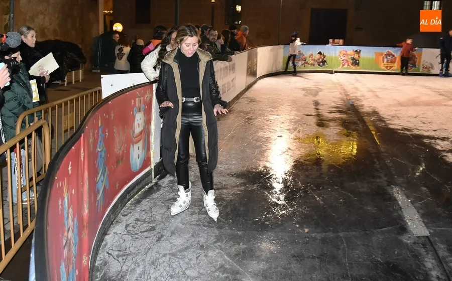 Foto 2 - Laura Vicente y Paola Mart&iacute;n Mu&ntilde;oz prueban el patinaje con risas y miedo a partes iguales
