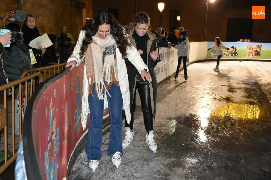 Foto 3 - Laura Vicente y Paola Mart&iacute;n Mu&ntilde;oz prueban el patinaje con risas y miedo a partes iguales