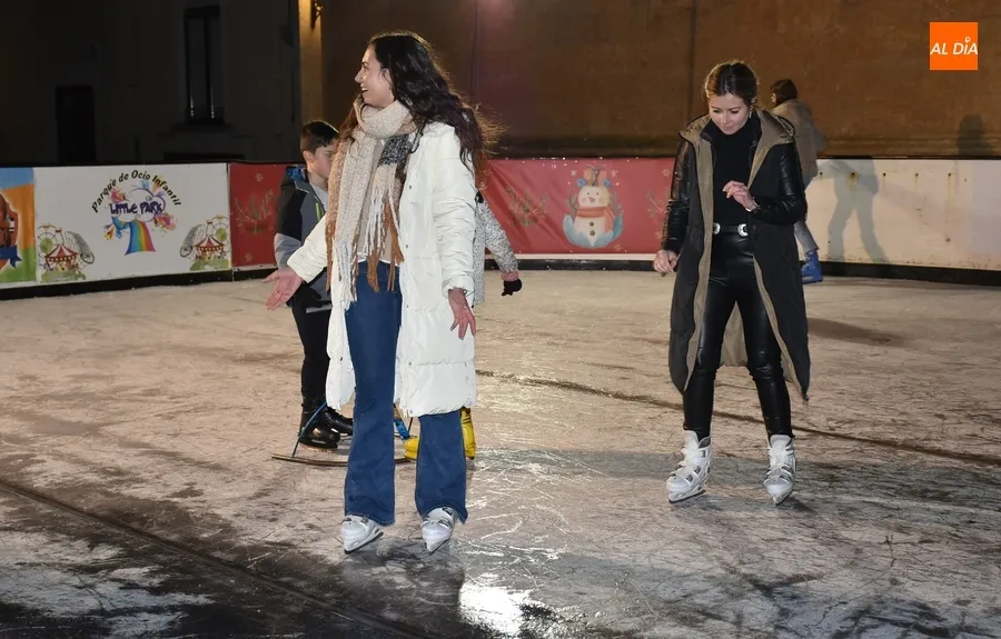 Foto 5 - Laura Vicente y Paola Mart&iacute;n Mu&ntilde;oz prueban el patinaje con risas y miedo a partes iguales